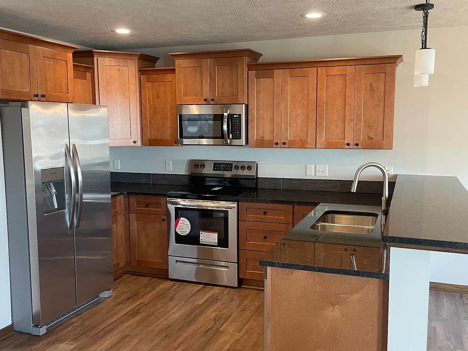 3 bed, 2.5 bath, 1739 sqft, $2,050 — Photo 3