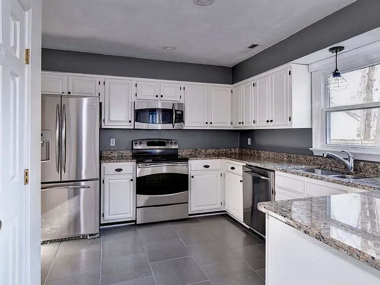 802 Marquette Ct — Photo 9
