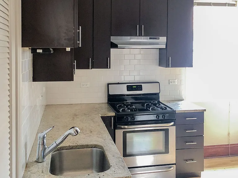 1436 W Addison St — Photo 7
