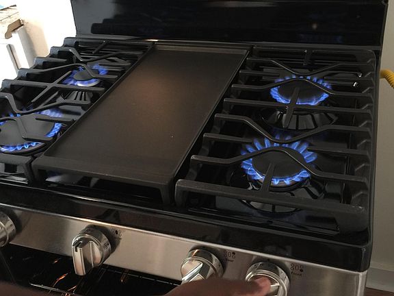 Gas stove with center griddle