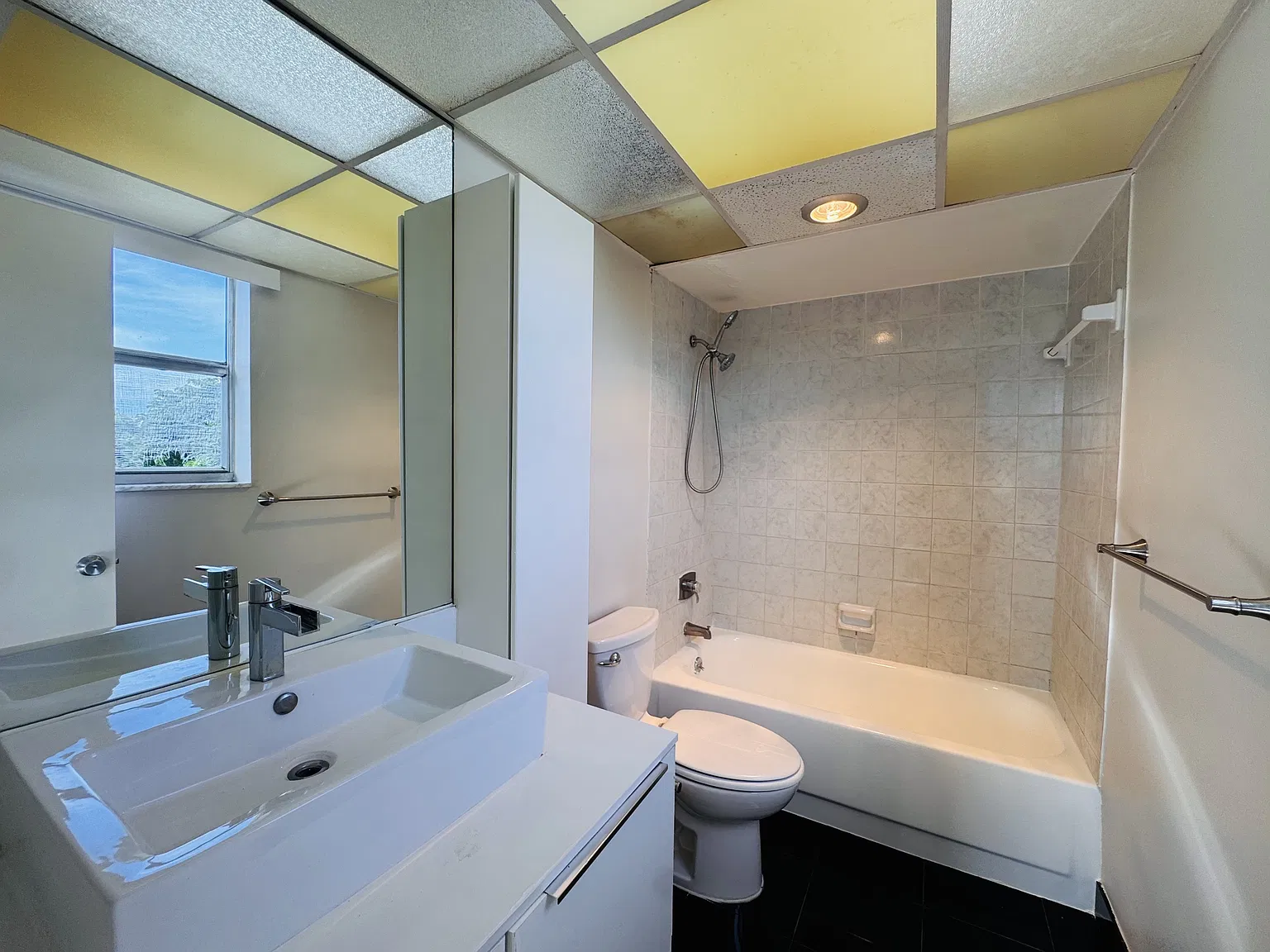 500 Executive Center Dr — Photo 4