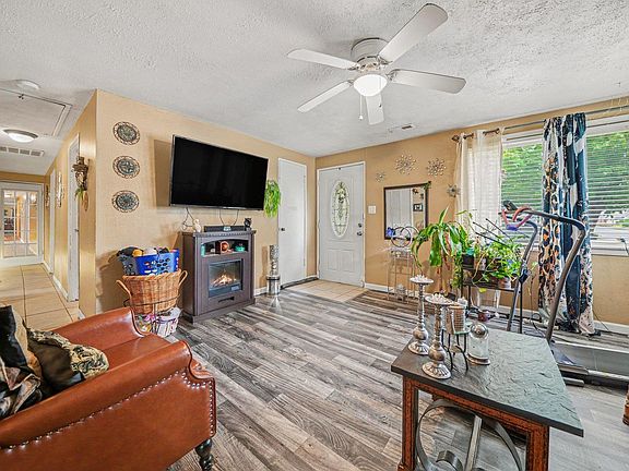 3rd image of 2520 Wall St