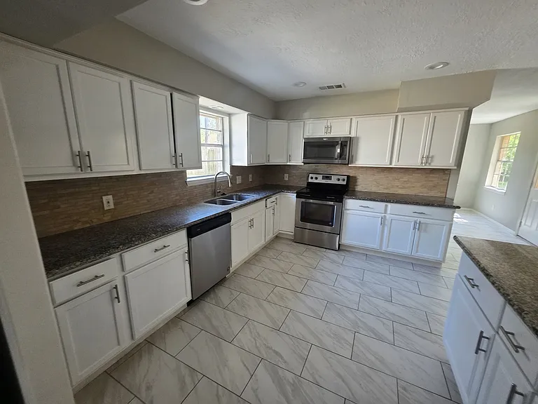 1127 Klamath Ln — Photo 5