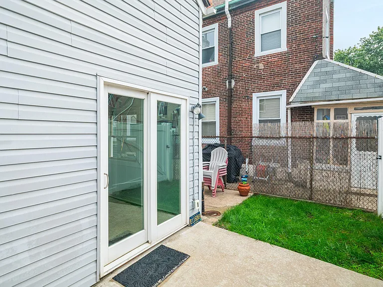 1130 Crease St — Photo 5