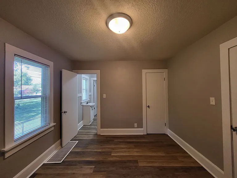 3916 Cambridge St — Photo 14