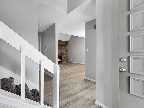 4th image of 2003 S Worchester Way