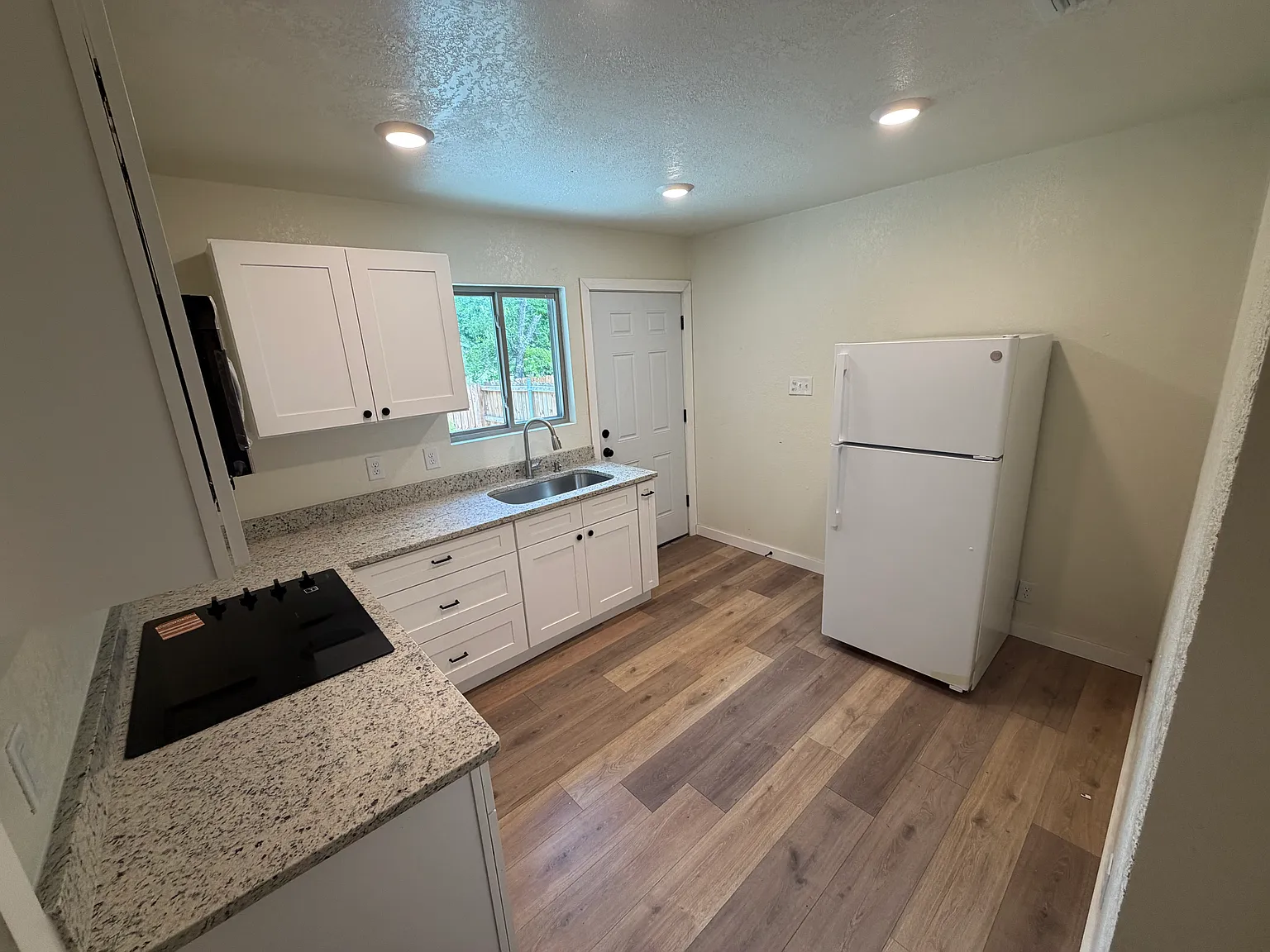 2047 W Laurel — Photo 3