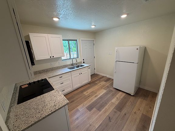 3rd image of 2047 W Laurel #2