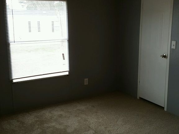 4th image of 250 Greenview Blvd