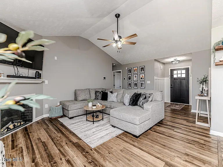 224 Roanoke Dr — Photo 8