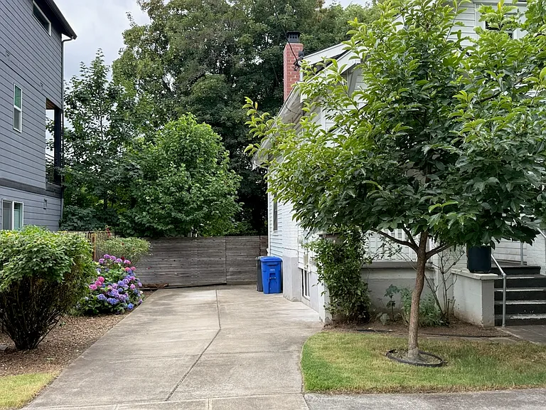 215 SE 30th Pl — Photo 2