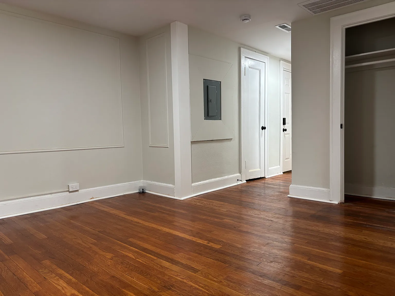 3 bed, 1000 sqft, $1,875 — Photo 2