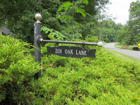 2nd image of 201 Oak Ln