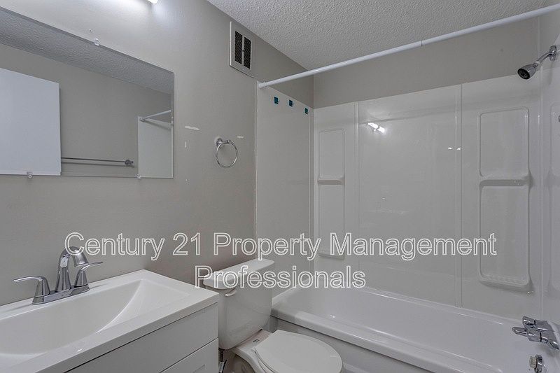 Edmonton Apartment for rent - 2 Bedrooms — photo 2