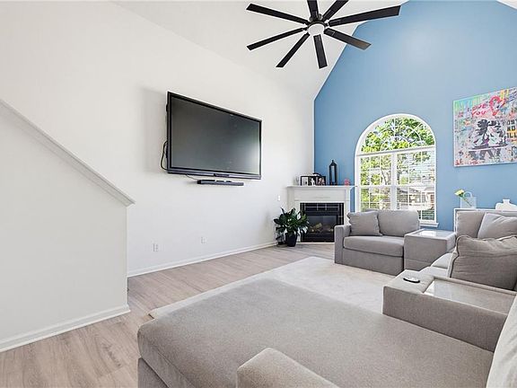 4th image of 613 Armitage Way