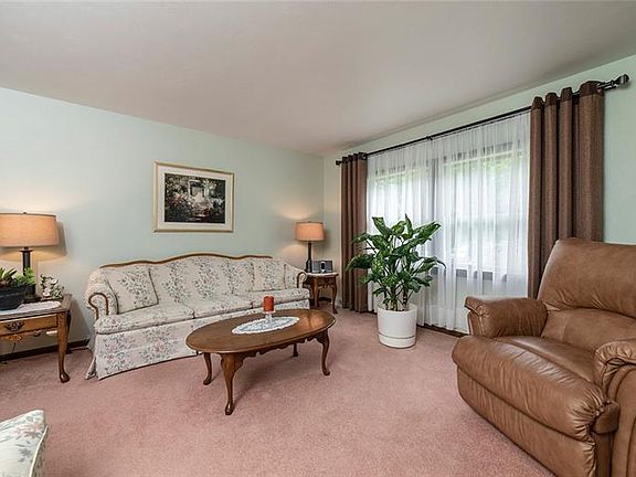 5th image of 110 Clover Ln