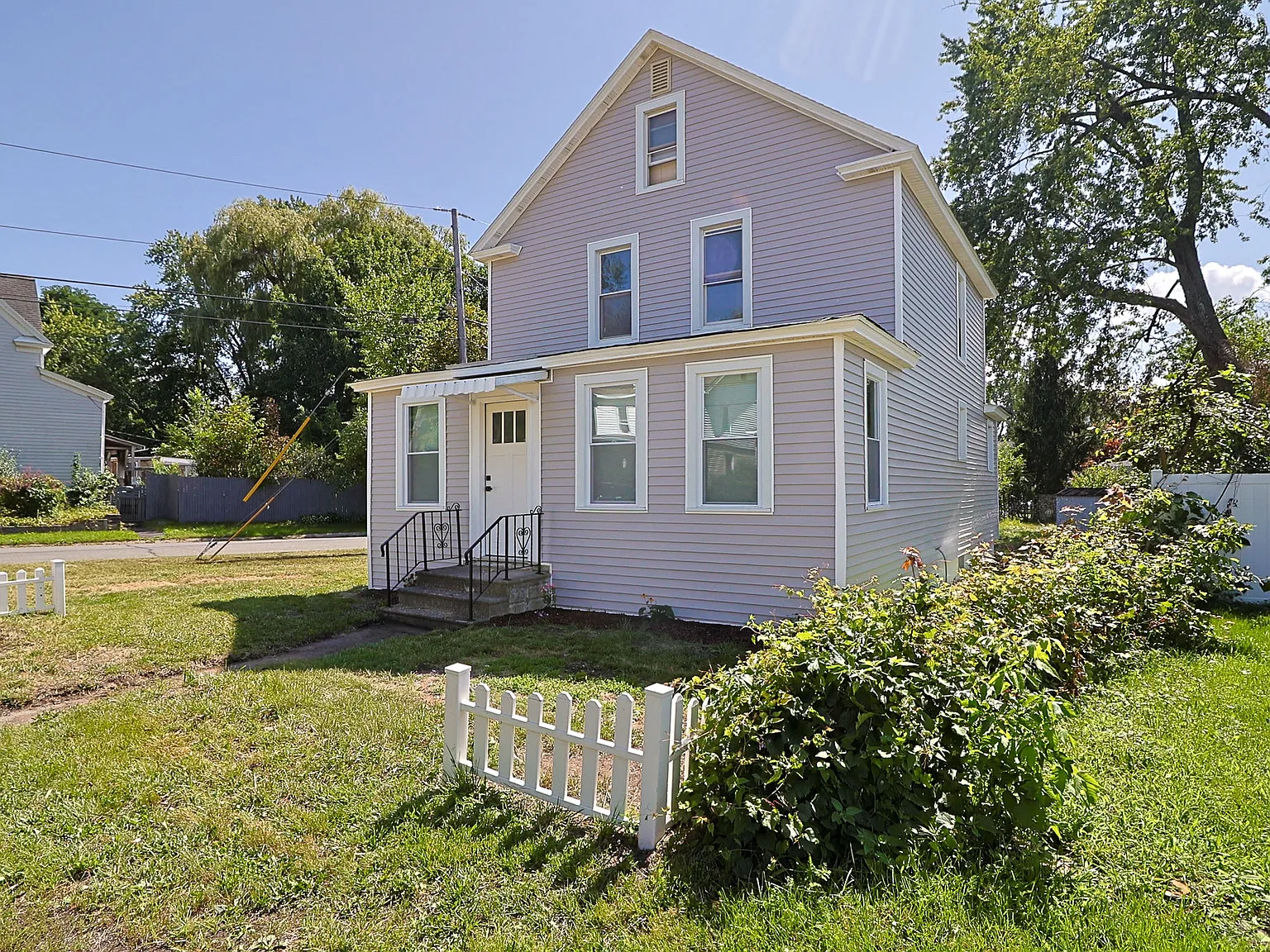 3 bed, 1.5 bath, 1300 sqft, $2,350 — Photo 1