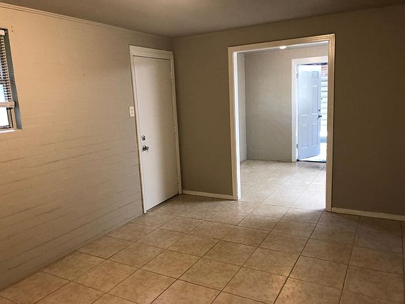 5th image of 425 W Oak Ln