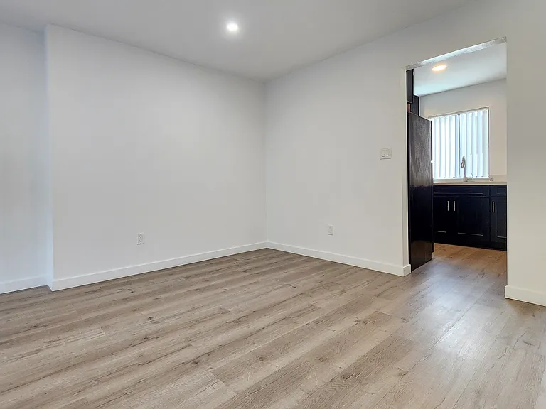 1532 Granville Ave #104 — Photo 6