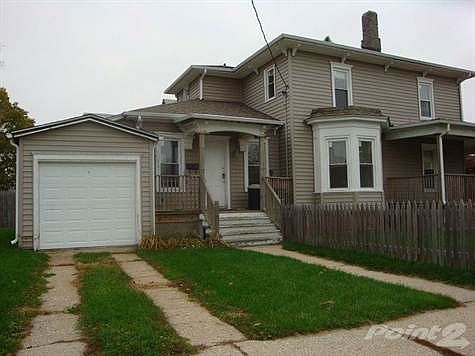 House with garage view