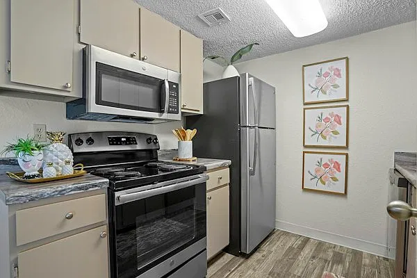 Summerfield Place Apts. — Photo 3