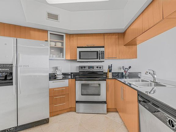 5th image of 1750 N Bayshore Dr APT 5201