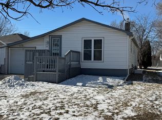 814 S 8th St, Aberdeen, SD 57401
