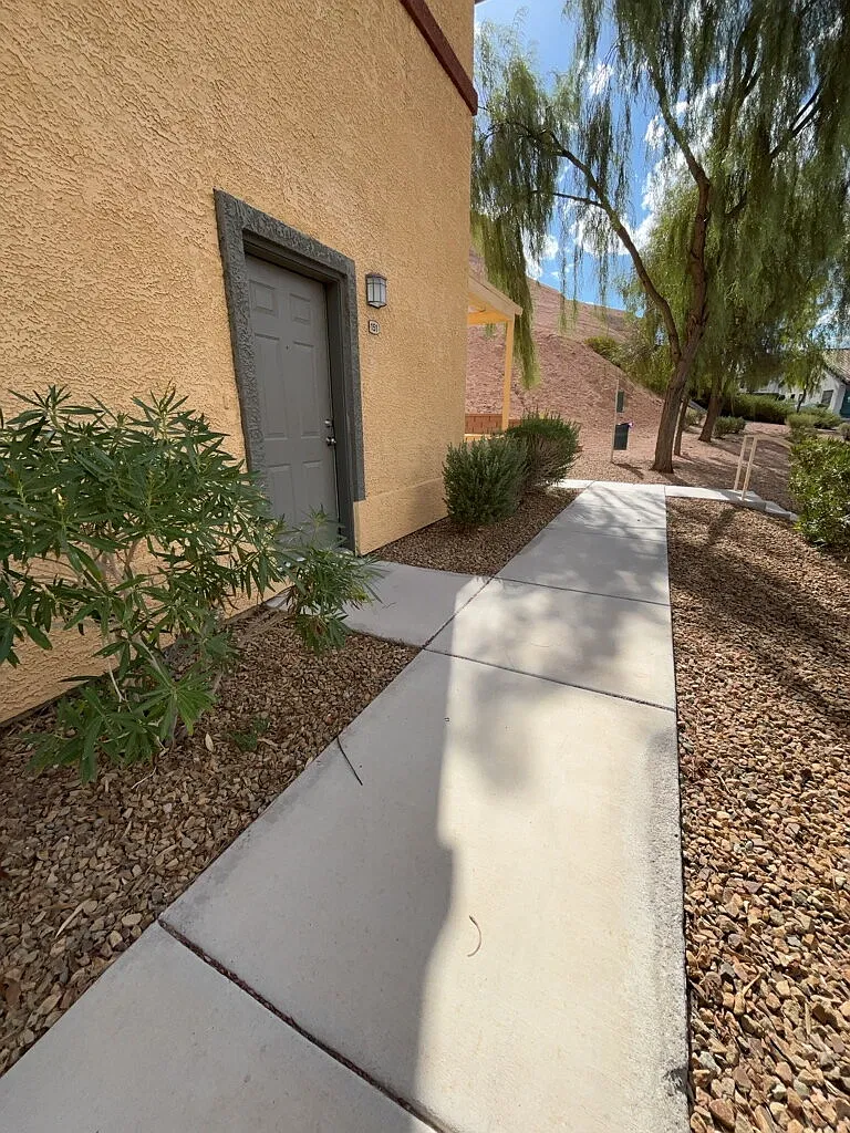 3 bed, 2.5 bath, 1302 sqft, $1,650 — Photo 1