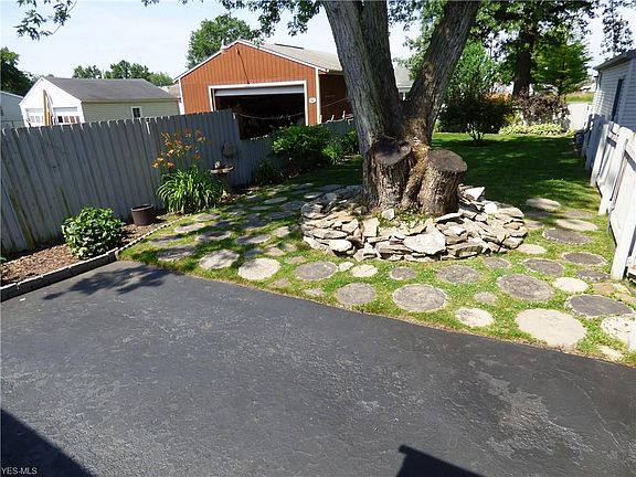 2nd image of 2075 Bonnie Brae Ave NE