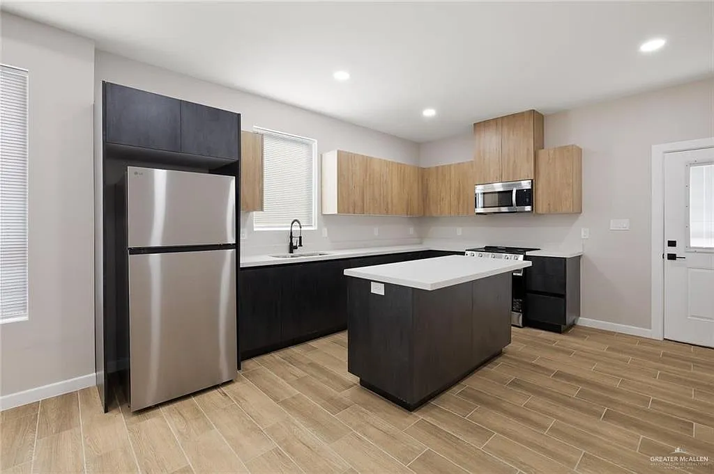 3 bed, 2.0 bath, 1355 sqft, $1,425 — Photo 2