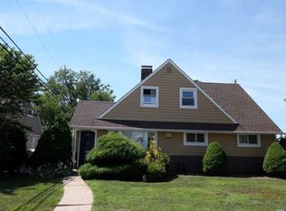 41 Silversmith Ln, Levittown, NY 11756