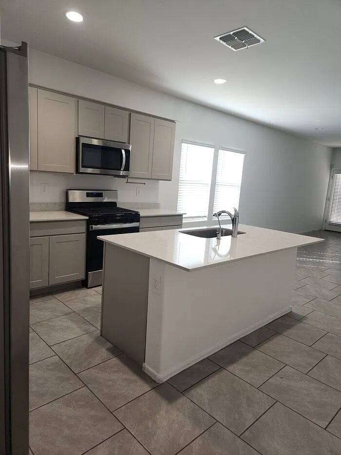 4 bed, 2.0 bath, 1696 sqft, $2,300 — Photo 3