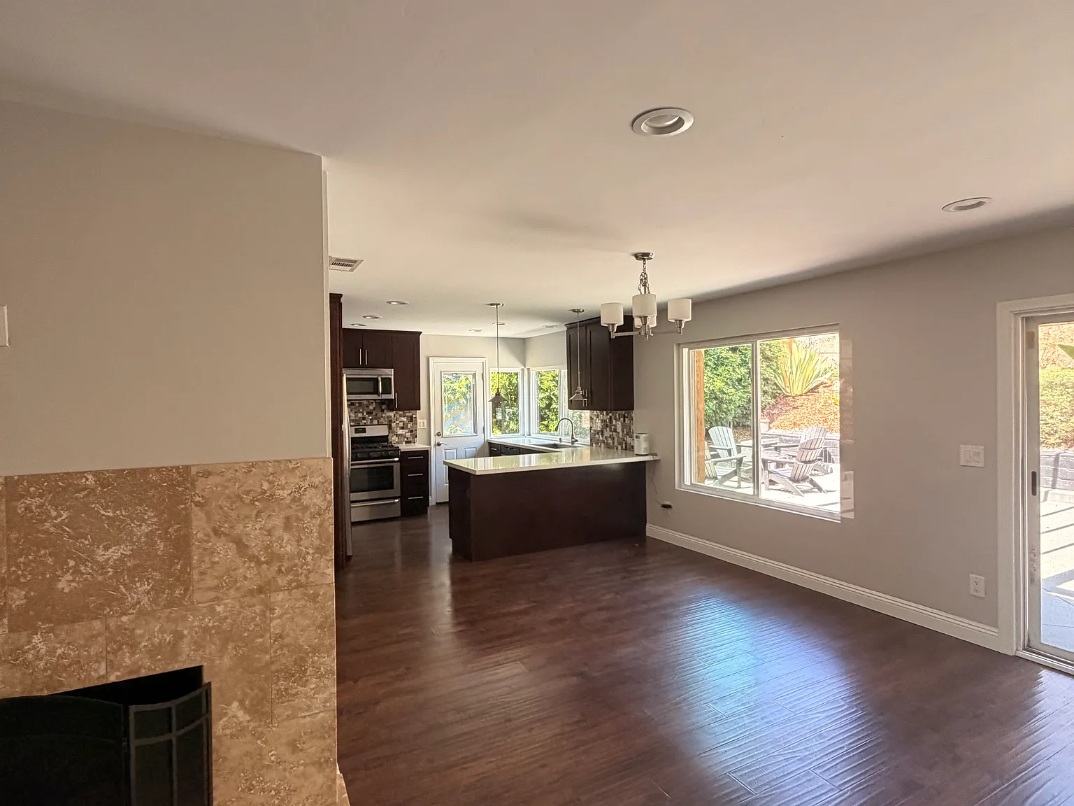 4 bed, 1572 sqft, $4,985 — Photo 3