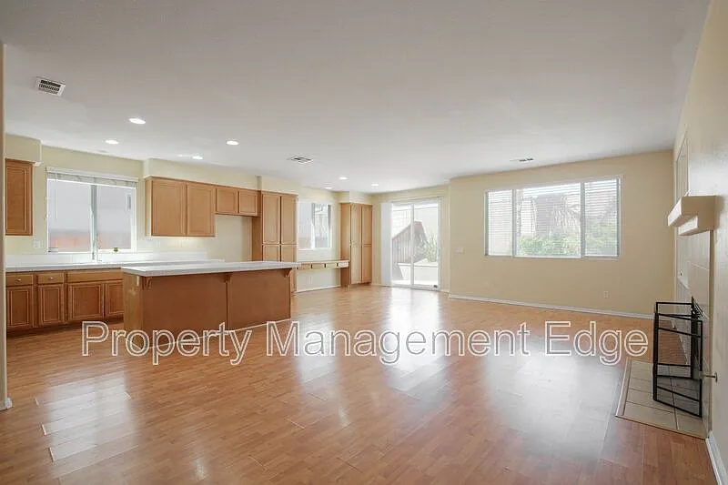 3 bed, 2.0 bath, 1888 sqft, $2,700 — Photo 4