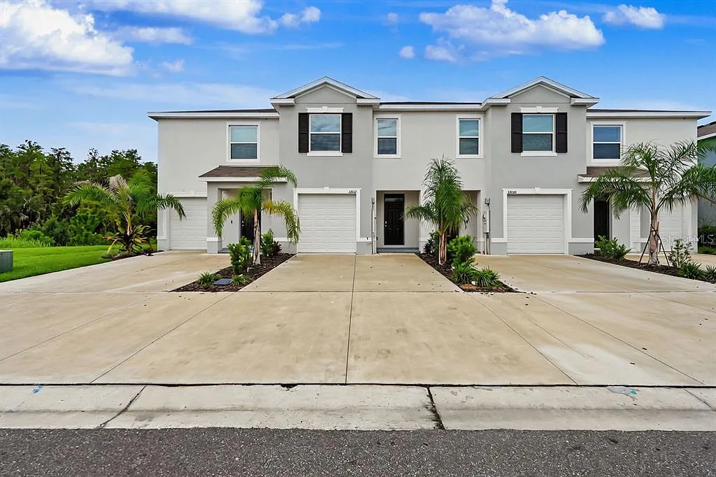 3 bed, 2.5 bath, 1673 sqft, $2,300 — Photo 1