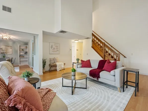 9 Ascot Ln, Uxbridge, MA 01569