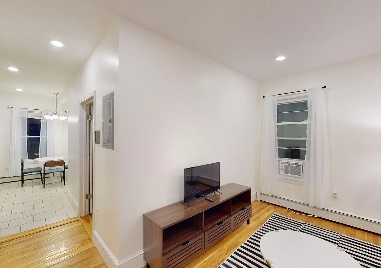 3 bed, 1000 sqft, $3,100 — Photo 3