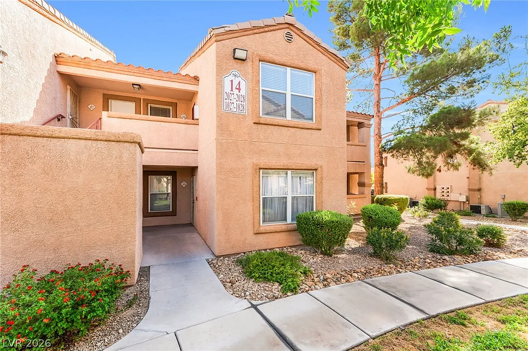 2 bed, 2.0 bath, 928 sqft, $1,700 — Photo 2