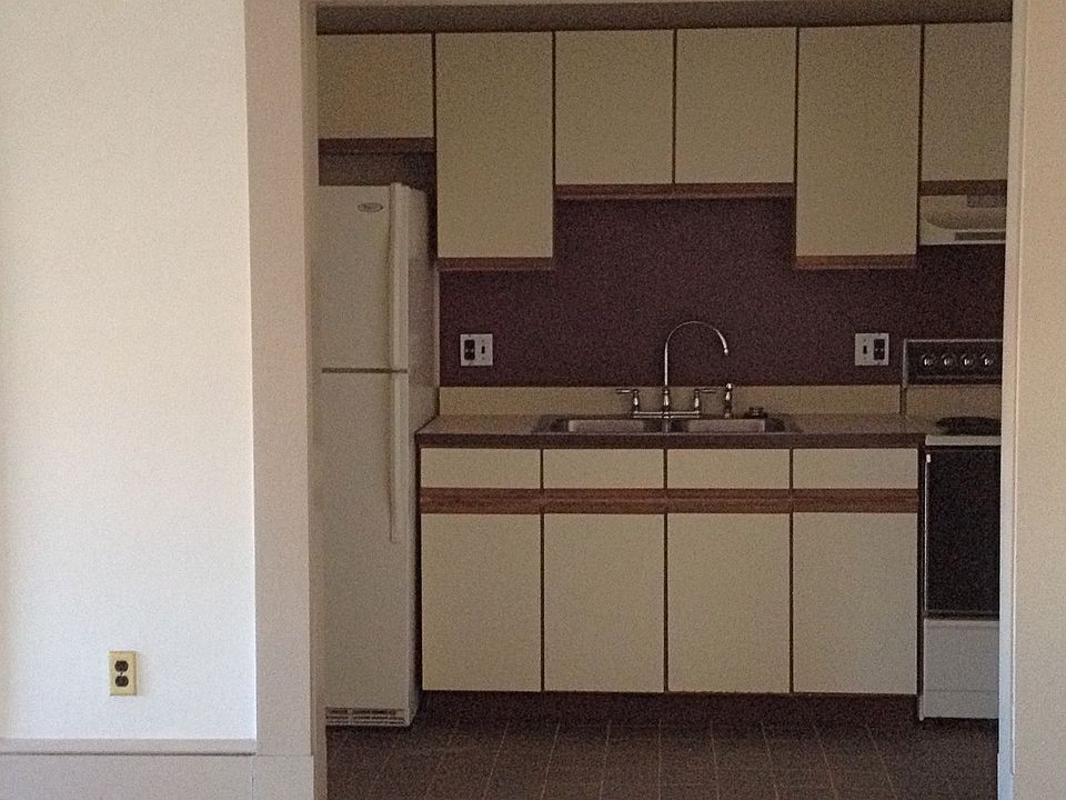 2nd image of 477 Hope St