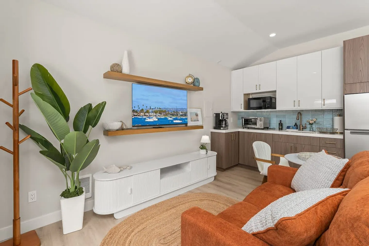 Studio, 1.0 bath, 592 sqft, $3,836 — Photo 2