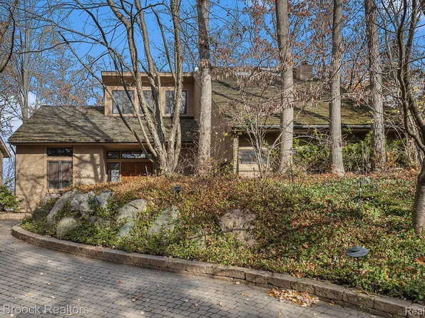 4451 Rolling Pine Dr, West Bloomfield, MI 48323