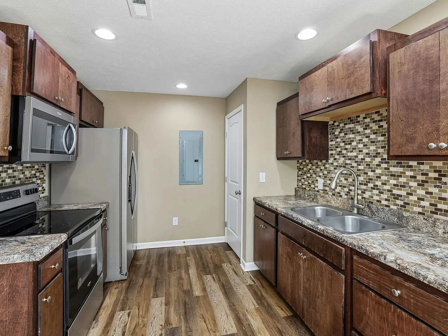 3 bed, 1100 sqft, $1,400 — Photo 2