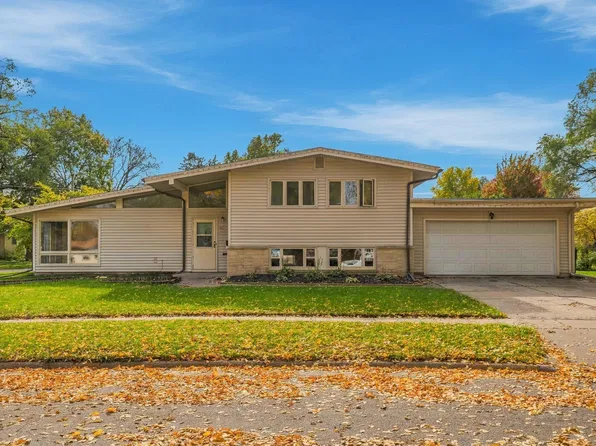 802 Hunziker Dr, Ames, IA 50010