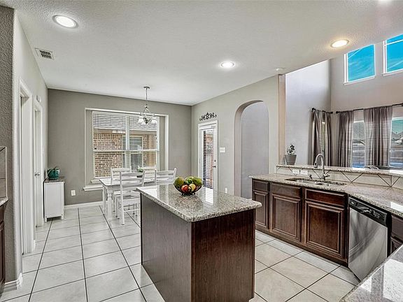5th image of 937 Viburnum Dr