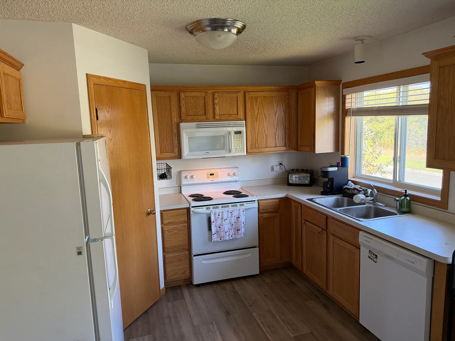 3 bed, 1272 sqft, $1,900 — Photo 2