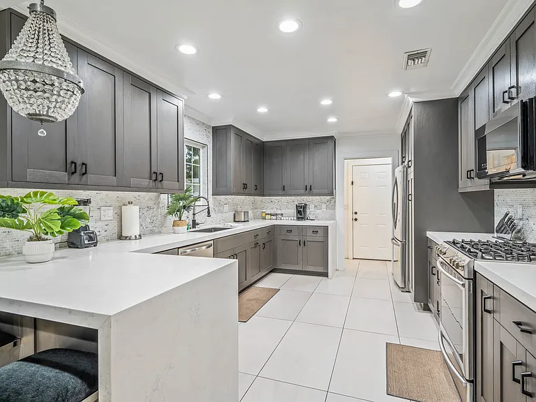 10146 Amestoy Ave — Photo 16