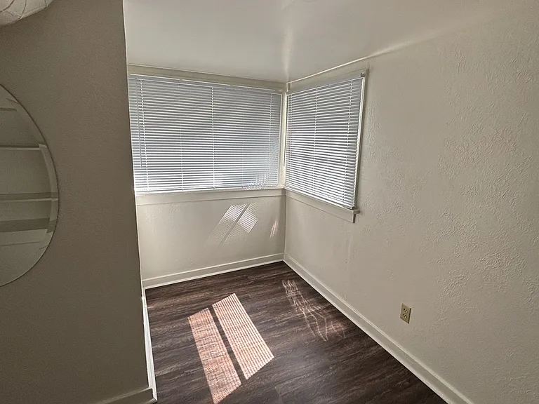 Olympia Court Apartments — Photo 28