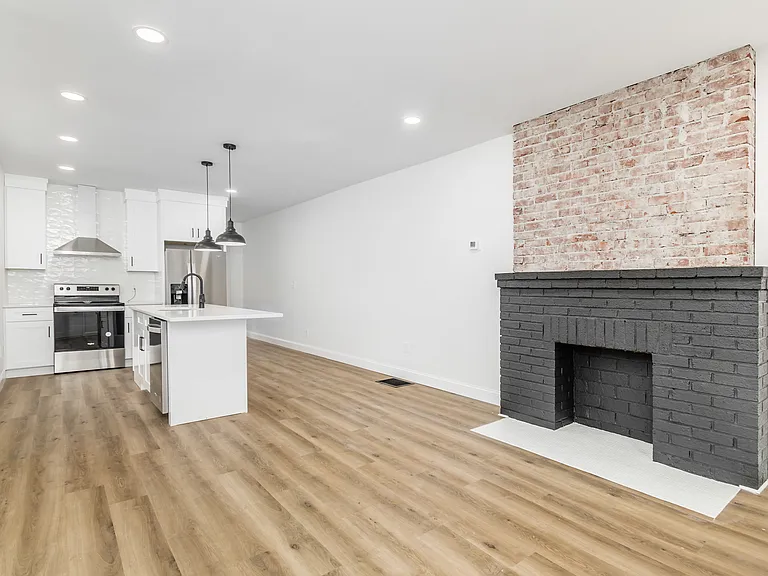 1671 Oak St — Photo 11
