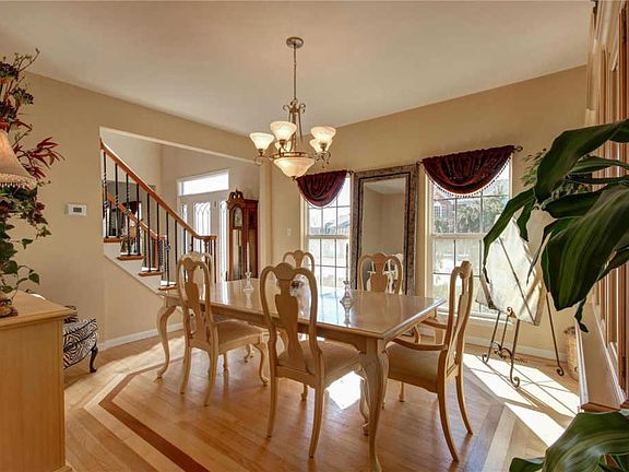 4th image of 533 Oakwood Dr