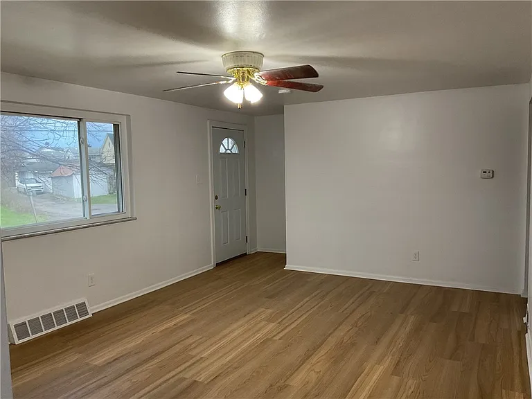 214 Erwin Pl — Photo 2